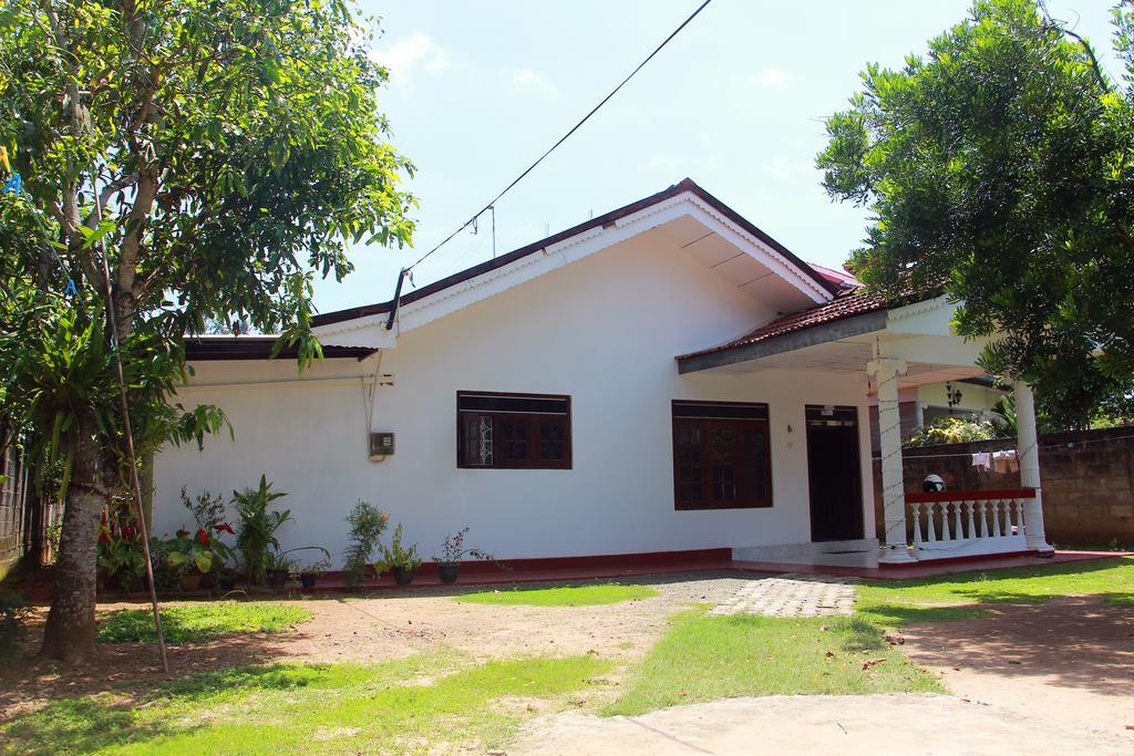Mirissa White House Hotel Exterior foto